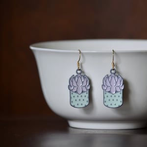Sukkulenten Ohrringe | Emaille Sukkulenten Topf Ohrringe | Baumeln Ohrringe mit Topfpflanze Charme | Schmuck für Pflanzenliebhaber | Geschenk für Pflanzenliebhaber