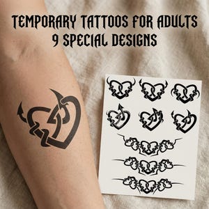 Puede incluir: Tatuajes temporales para adultos con 9 diseños especiales. La imagen muestra un diseño de tatuaje negro en forma de corazón en un brazo, junto con una hoja de varios tatuajes temporales con temas de corazón. El texto en la imagen dice "TEMPORARY TATTOOS FOR ADULTS 9 SPECIAL DESIGNS."