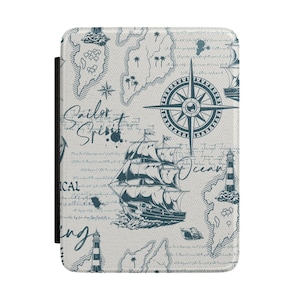 Może przedstawiać: Biało-niebieskie etui na tablet o tematyce żeglarskiej z różą wiatrów, żaglowcem i mapą. Widoczne są również słowa "Sailor Spirit" i "Ocean". Etui ma czarny grzbiet.