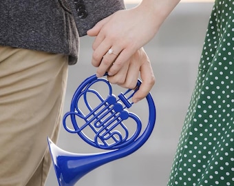 Deko-Elemente in Form eines blauen französischen Horns – inspiriert von „How I Met Your Mother“ | Romantisches Valentinstagsgeschenk aus der Serie | Ikonisches Liebessymbol für die Wohnung