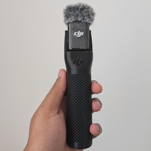 Pode incluir: Um conjunto de três canecas de cerâmica com acabamento manchado e fosco. As canecas são em tons de creme, cinza claro e cinza escuro. Cada caneca tem um design simples e minimalista e uma alça arredondada.