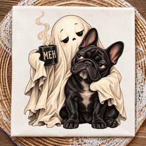 Op de afbeelding: Een vierkante canvasprint met een cartoongeest gehuld in een wit laken, die een zwarte mok vasthoudt met de tekst MEH in goud gedrukt. De geest omhelst een zwarte Franse Bulldog met een bijpassende ongeïnteresseerde uitdrukking op het gezicht.