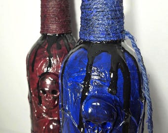 Botellas con calaveras góticas - Decoración de fantasía oscura pintada a mano - Juego de 2 botellas - Vino tinto Vino de arándanos