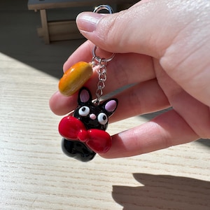 Jiji Svart Katt med Bröd Nyckelring | Söt Rund Anime Berlock | Ghibli-inspirerad