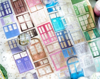 Puede incluir: Surtido de cintas washi de colores con varios diseños de ventanas y puertas. Las cintas están enrolladas y se muestran sobre una superficie blanca con un patrón floral.