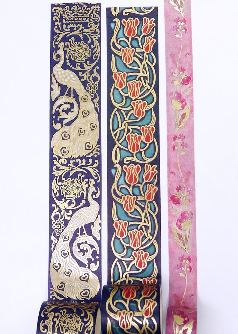 Pu&ograve; includere: Tre rotoli di nastro washi decorativo con accenti dorati. Il primo rotolo presenta un motivo di pavone su uno sfondo blu scuro. Il secondo rotolo presenta un motivo di tulipano su uno sfondo turchese. Il terzo rotolo presenta un motivo floreale su uno sfondo rosa.