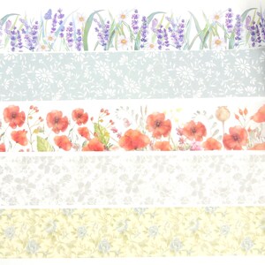 Puede incluir: Cuatro rollos de cinta washi con dise&ntilde;os florales. El rollo superior presenta flores de lavanda y hojas verdes. El segundo rollo tiene un fondo azul claro con un patr&oacute;n floral blanco. El tercer rollo tiene un fondo blanco con flores de amapola rojas y hojas verdes. El rollo inferior tiene un fondo amarillo con un patr&oacute;n floral blanco.