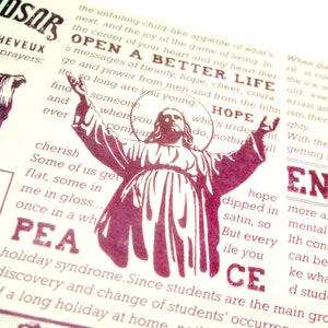 Op de afbeelding: Een vintage print met een bordeauxrode illustratie van een figuur met opgeheven armen, tegen een achtergrond van tekst. De woorden "OPEN A BETTER LIFE" en "HOPE" zijn zichtbaar. De achtergrond is een collage van gedrukte tekst.