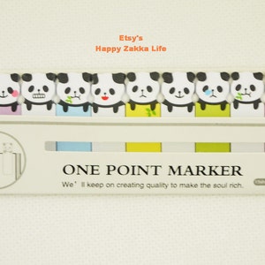 Puede incluir: Un juego de marcadores adhesivos con temática de panda. Cada marcador presenta una cara de panda diferente con varias expresiones. Los marcadores están en una caja blanca con el texto "ONE POINT MARKER". También se ve el texto "Etsy's Happy Zakka Life".