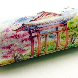 Puede incluir: Un rollo de cinta washi con un diseño de acuarela de una puerta de templo japonés, flores de cerezo y una montaña en el fondo.