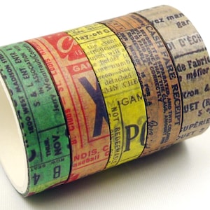 Puede incluir: Cinco rollos de cinta washi con diseños de billetes antiguos. La cinta está impresa con texto en inglés y francés. La cinta es verde, amarilla, naranja, roja y marrón.