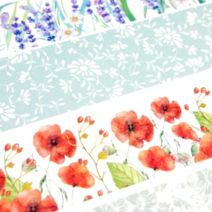 Puede incluir: Un fondo blanco con tres franjas horizontales de papel estampado. La franja superior presenta un dise&ntilde;o de acuarela de flores de lavanda y hojas verdes. La franja del medio presenta un fondo azul claro con un patr&oacute;n floral blanco. La franja inferior presenta un dise&ntilde;o de acuarela de flores de amapola rojas, hojas verdes y tallos marrones.