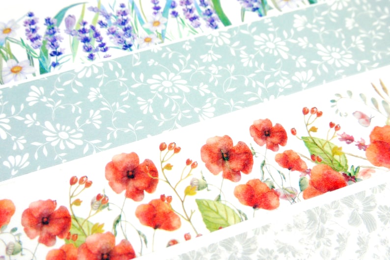 Puede incluir: Un fondo blanco con tres franjas horizontales de papel estampado. La franja superior presenta un dise&ntilde;o de acuarela de flores de lavanda y hojas verdes. La franja del medio presenta un fondo azul claro con un patr&oacute;n floral blanco. La franja inferior presenta un dise&ntilde;o de acuarela de flores de amapola rojas, hojas verdes y tallos marrones.