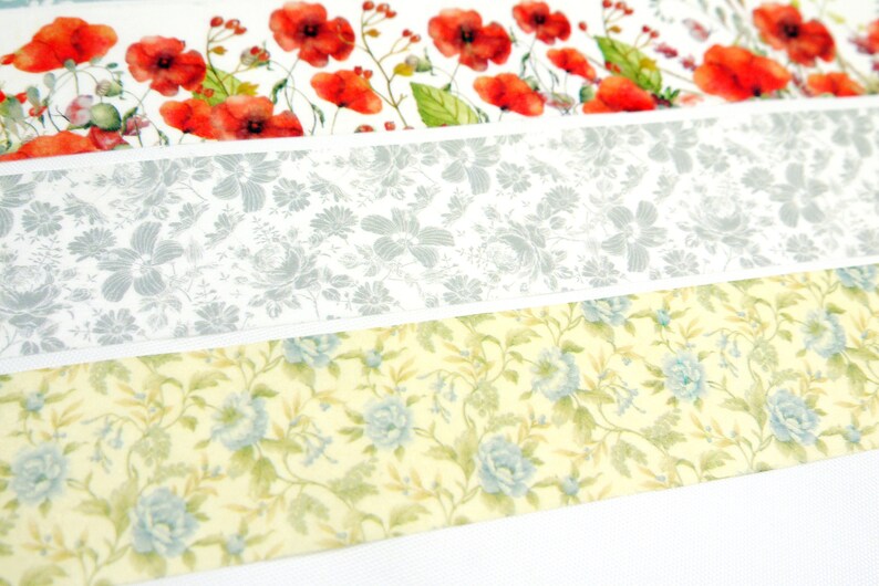 Puede incluir: Tres tiras de tela estampada con dise&ntilde;os florales. La tira superior presenta amapolas rojas sobre un fondo blanco. La tira del medio tiene un patr&oacute;n floral gris sobre un fondo blanco. La tira inferior tiene un patr&oacute;n floral azul claro sobre un fondo amarillo.