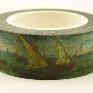 Op de afbeelding: Decoratieve washi tape rol met een schilderij van een zeegezicht. De tape toont zeilboten op een groene en blauwe zee. De rand is donkergrijs en de kern is crèmekleurig. Het kunstwerk is geïnspireerd op een schilderij.