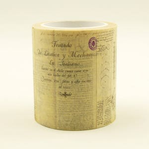 Puede incluir: Un rollo de cinta washi decorativa con un diseño vintage que presenta texto en italiano. El texto dice "Tratado de Estalica y Mechanics En Italiano" y "Escrito en el Ano 1493 como se ve ala buelta del fol. 1." La cinta también presenta un diagrama de un círculo con un círculo más pequeño dentro.