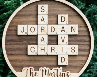 Decoración de pared personalizada con fichas de Scrabble para la familia.