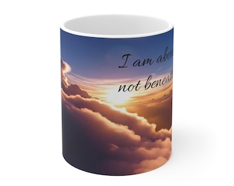 Taza con cita y diseño de nubes al atardecer / Escena inspiradora del cielo