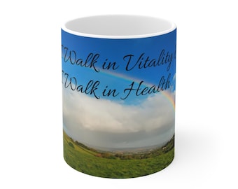 Taza de cerámica de 325 ml con diseño de paisaje arcoíris y texto inspirador.