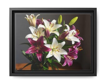 Lienzo enmarcado con ramo de lirios blancos y morados / Lienzo mate, enmarcado