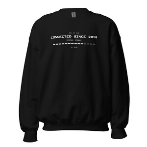 Könnte beinhalten: Schwarzes Sweatshirt mit weißem Text: "DIAL-UP CLUB CONNECTED SINCE 2016 STATUS: STABLE" und einer ID-Nummer. Das Design ist mittig auf der Brust platziert. Das Sweatshirt hat einen Rundhalsausschnitt und lange Ärmel.