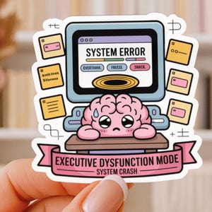 Può includere: Un adesivo con un cervello dei cartoni animati e uno schermo di computer con "SYSTEM ERROR". Lo schermo ha opzioni per "OVERTHINK", "FREEZE" e "SNACK". Un banner recita "EXECUTIVE DYSFUNCTION MODE - SYSTEM CRASH".