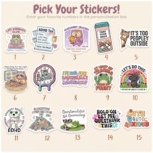 Puede incluir: Una colección de pegatinas coloridas con varios diseños y texto. Las pegatinas presentan frases como «Late Diagnosis Club», «ADHD Tax» y «It's Too Peopley Outside». Cada pegatina tiene una ilustración única, incluyendo animales y pastillas.