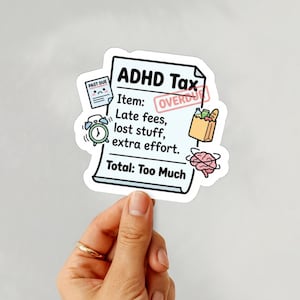 Può includere: Un adesivo bianco con la scritta "ADHD Tax" e la parola "OVERDUE" stampata sopra. L'adesivo include illustrazioni di una fattura, una sveglia, una borsa della spesa e un cervello. Il testo recita: "Commissioni in ritardo, oggetti smarriti, sforzo extra. Totale: Troppo".