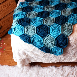 Crochet Pattern sea of Roses Baby Blanket PDF Instant Download. Colorful throw or blanket for a baby, child or adult. Floral pattern.