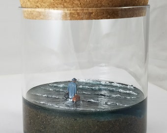 Diorama "Nowhere Links to Go" - Tabletop- oder Desktop-Glas-Anzeige des Mannes, der in den melancholischen Nordatlantik geht."