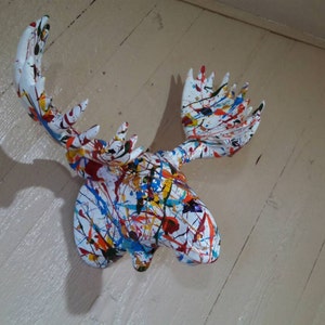 Abstrakter expressionistischer Elchkopf - Kundenspezifische gemalte Tierkopf-Skulptur an der Wand befestigte bunte Kunst