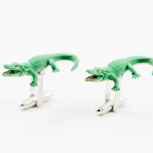 Krokodil- eller alligatormanschettknappar, slagnålar, slipsnålar, örhängen, smycken och accessoarer