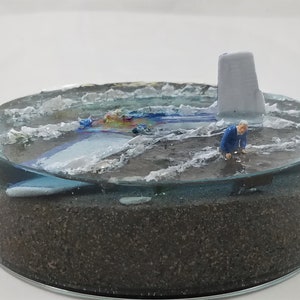 Diorama "The Alibi" - Tafelblad of desktop pot Display van man die koffer wegsleept van vliegtuigwrak in Noord-Atlantische Oceaan