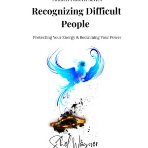 Könnte beinhalten: Ein Buchcover mit dem Titel Hidden Pattern Series: Recognizing Difficult People: Protecting Your Energy & Reclaiming Your Power von Shel Wagner. Es zeigt einen leuchtend blauen Phönix, der aus einem Haufen schwarzer Asche und glühender Glut aufsteigt.