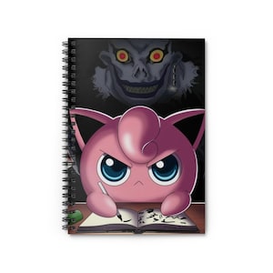 Peut inclure: Cahier à spirales avec un personnage rose de Jigglypuff, l'air fâché, tenant un stylo au-dessus d'un livre ouvert. Une silhouette sombre apparaît en arrière-plan. Le cahier a une couverture blanche.