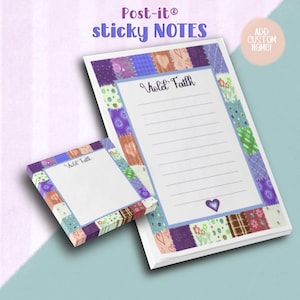 Peut inclure: Deux blocs-notes Post-it. Le plus grand bloc-notes contient du papier ligné avec le texte "Violet Faith" et un cœur. Le bord présente un motif patchwork dans les tons de violet, bleu, vert et marron. Le plus petit bloc-notes a le même design.