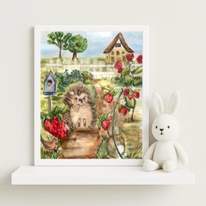 Op de afbeelding: Waterverfprint van een grillige tuinscène. Een schattige egel zit in de buurt van een grote aardbeienplant met rijpe rode bessen. Een vogelhuisje en een geel huis staan op de achtergrond. Een wit knuffelkonijn zit op een plank.