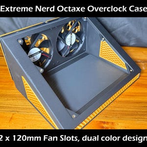 Peut inclure: Boîtier d'ordinateur noir et jaune avec le texte "Extreme Nerd Octaxe Overclock Case". Le boîtier comporte deux emplacements pour ventilateurs de 120 mm et une conception bicolore. L'intérieur du boîtier est noir et les accents sont jaunes.