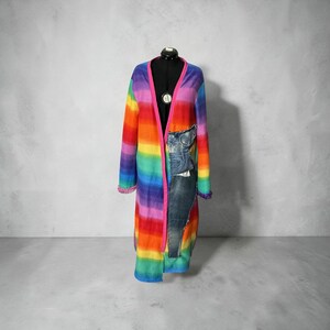 Color Me Bold — Manteau long arc-en-ciel et denim.