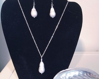 Collar y pendientes de perlas barrocas