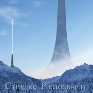 以下が含まれることがあります： 青い空の下、雪に覆われた山々を写した風景写真。 高い円筒形の構造物から明るい垂直の光線が放射されています。 背景には、大きなリング状の構造物が霧で部分的に隠されています。