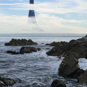 以下が含まれることがあります： 黒と白のストライプ模様の灯台が霧に覆われた海岸風景。暗い岩が海岸線を縁取り、波が打ち寄せる。空は青と雲が混ざり合い、自然の風景を描いている。