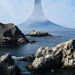 以下が含まれることがあります： 空に大きなリング状の構造物がある風景。岩の多い崖と濃い青色の海が前景にあり、薄い青色の空の下にあります。この画像は、SFまたはファンタジーのテーマを示唆しています。