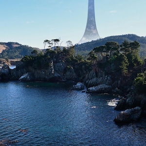 以下が含まれることがあります： 深い青色の海、岩の多い崖、青い空の下の緑豊かな木々が特徴の風光明媚な海岸風景。遠くには、自然の風景にユニークな要素を加える、大きな未来的なリング構造が見えます。