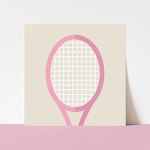 Puede incluir: Ilustración de una raqueta de tenis rosa sobre fondo beige. El marco y el mango de la raqueta son de color rosa liso, con una cuadrícula blanca que representa las cuerdas. La obra de arte se muestra sobre una superficie rosa.