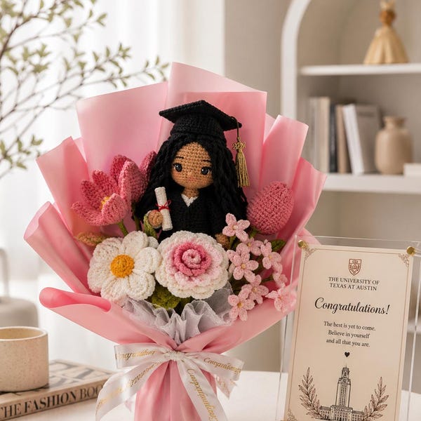 Virkad examensbukett, Hel docka Bästsäljande present, Docka och blommor för examensår 2026