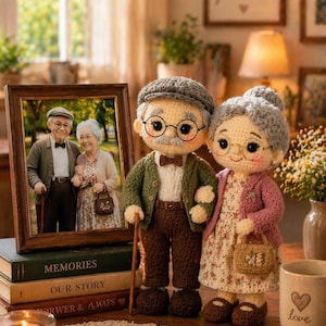 Puede incluir: Una taza de cerámica blanca con un asa negra y el texto "But first, coffee" en negro, con una fuente de estilo manuscrito. La taza está sobre una superficie blanca.