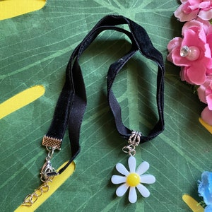 White Daisy Choker Necklace