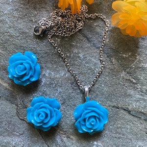Blue Rose Set of necklace and earrings.