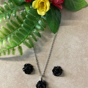 Rose Set of necklace and earrings.